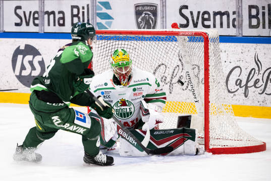 Färjestads Gustav Rydahl gör 1-0 bakom Rögles målvakt