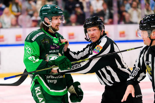 Färjestads Linus Johansson i samtal med domare