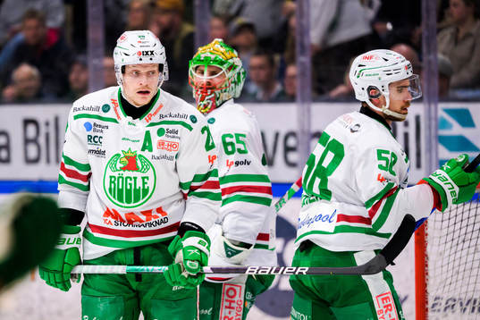 Rögles Samuel Jonsson, målvakt Christoffer Rifalk och