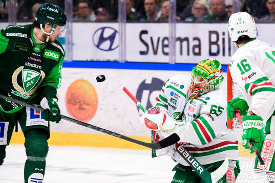 Färjestads Jacob de la Rose och Rögles målvakt