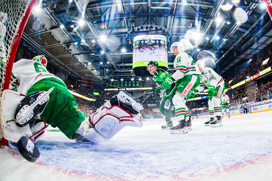 Färjestads Joakim Nygård ser på när en puck åker in