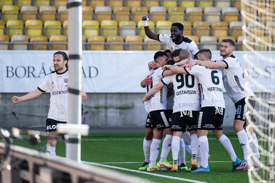 Örebros spelare jublar