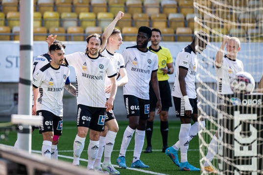 Örebros Jiloan Hamad jublar med Kevin Walker