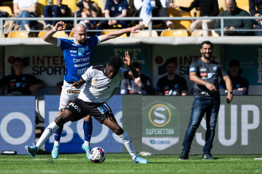 Norrbys Viktor Bergh och Örebros Victor Mpindi