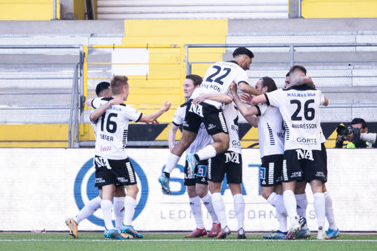 Örgrytes Alexander Ahl-Holmström jublar med lagkamrater