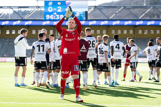 Örebros målvakt William Eskelinen tackar supportrarna