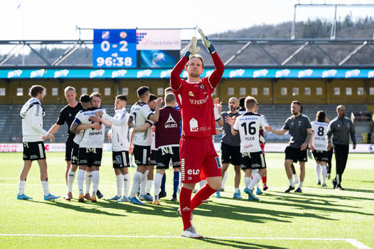 Örebros målvakt William Eskelinen tackar supportrarna