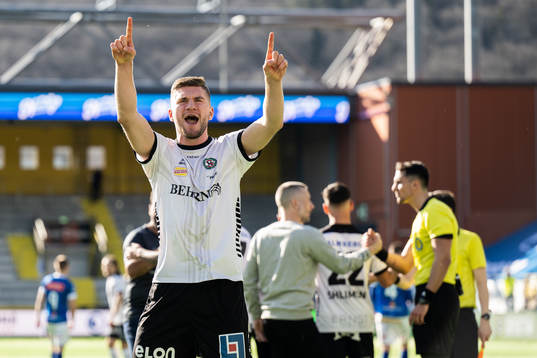 Örebros Axel Oskar Andrésson tackar supportrarna