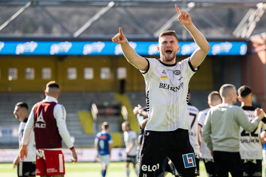 Örebros Axel Oskar Andrésson tackar supportrarna