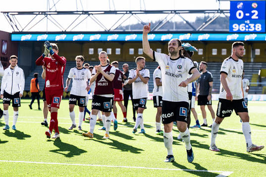 Örebros Kevin Walker tackar supportrarna