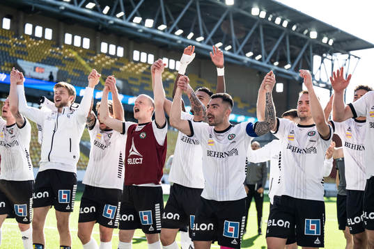 Örebros spelare med Jiloan Hamad i mitten tackar