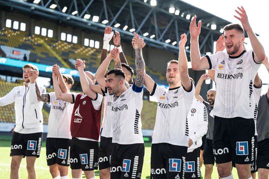 Örebros spelare med Jiloan Hamad i mitten tackar