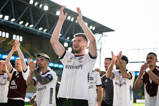 Örebros Axel Oskar Andrésson och spelare tackar