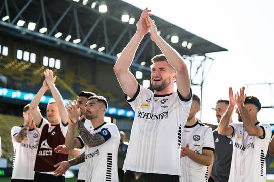 Örebros Axel Oskar Andrésson och spelare tackar