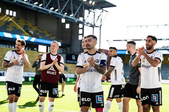 Örebros Jiloan Hamad och övriga spelare tackar