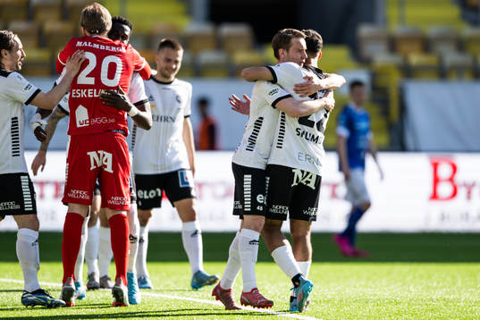 Örebros Noel Milleskog jublar med Lucas Shlimon