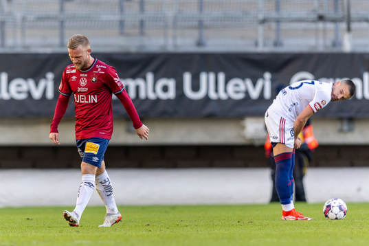 Örgrytes Nicklas Bärkroth kliver av Östers Vladimir
