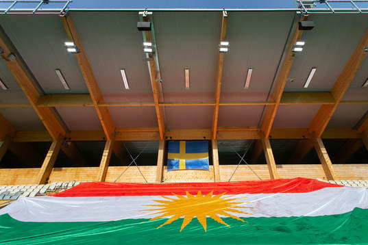 Sveriges och Kurdistans flagga på Studenternas läktare