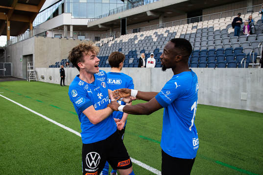 Halmstads Alexander Johansson och Sadat Karim jublar