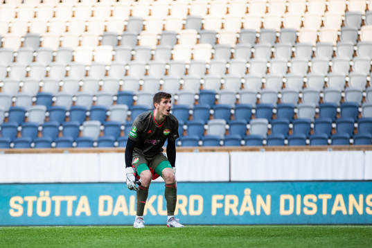 Dalkurds målvakt Bobby Allain deppar