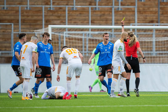 Halmstads Alexander Berntsson får gult kort
