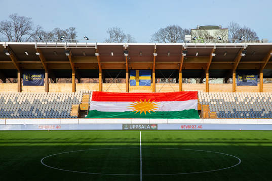 Kurdistans och Sveriges flagga på Studenternas