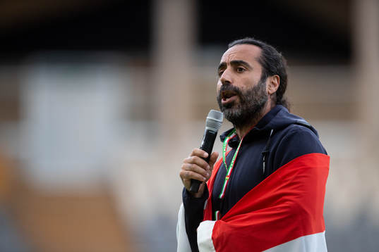 Özz Nûjen kör stand-up i pausen