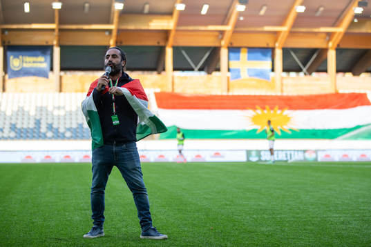 Özz Nûjen kör stand-up i pausen