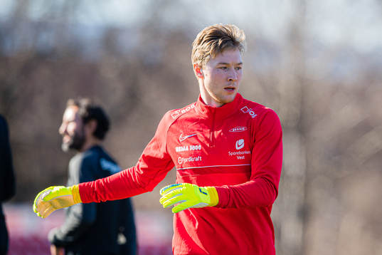 Mathias Lønne Dyngeland of Brann warms up