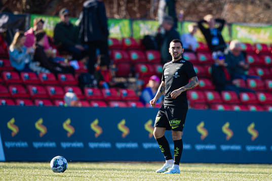 Niklas Fernando Nygaard Castro of Brann warms up