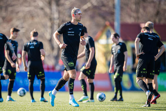 Fredrik Pallesen Knudsen of Brann warms up