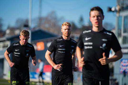 Sivert Heltne Nilsen of Brann warms up