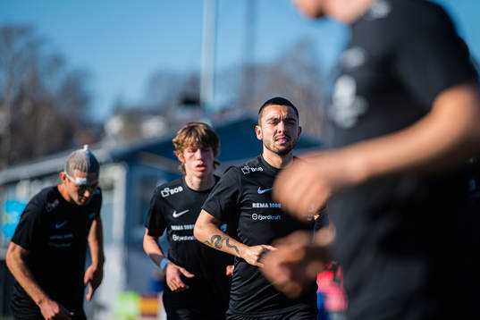 Niklas Fernando Nygaard Castro of Brann warms up