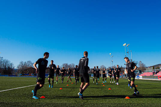 Svenn Crone ad Mathias Knutsen Rasmussen of Brann warms up