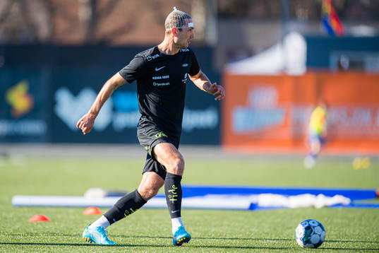 Fredrik Pallesen Knudsen of Brann warms up