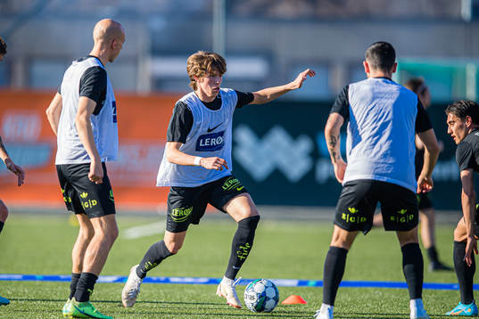 Niklas Jensen Wassberg of Brann warms up