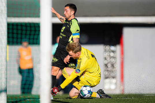 Niklas Fernando Nygaard Castro of Brann missing a chance to