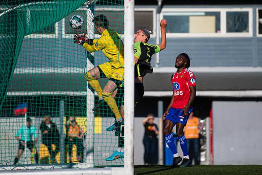 Fredrik Pallesen Knudsen of Brann scores the 0-1 goal