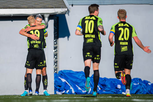 Fredrik Pallesen Knudsen of Brann celebrates