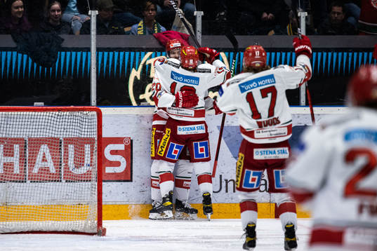 Modos Nikolajs Jelisejevs jublar med lagkamrater