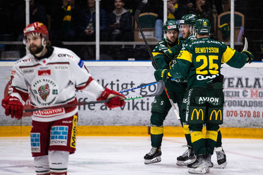 Björklövens Olle Liss jublar med lagkamrater