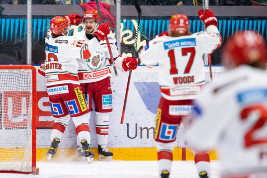 Modos Nikolajs Jelisejevs jublar med lagkamrater