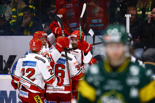 Modos Emil Wahlberg jublar med lagkamrater