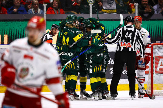 Björklövens Karl Johansson jublar med lagkamrater