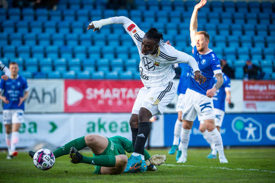 Östersunds Jordan Attah Kadiri och Trelleborgs målvakt