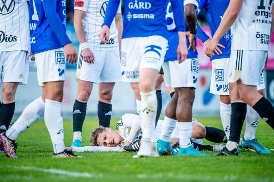 Östersunds Henrik Bellman grinar illa