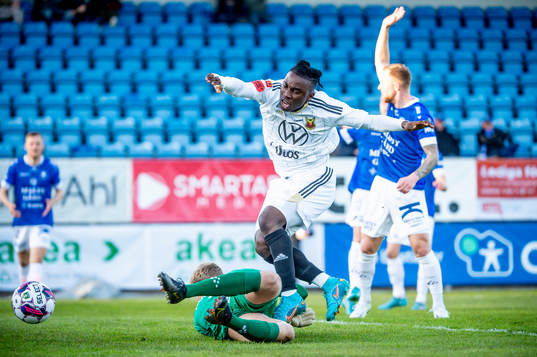 Östersunds Jordan Attah Kadiri mot Trelleborgs målvakt