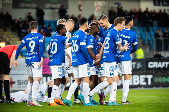 Trelleborgs Henry Offia jublar med lagkamrater