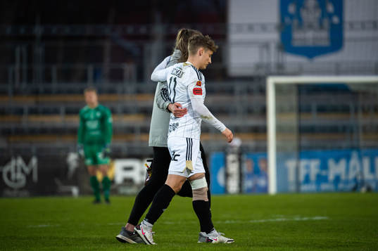 Östersunds Henrik Bellman får hjälp av planen