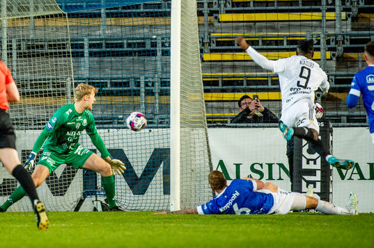 Östersunds Jordan Attah Kadiri sätter 1-1 på Trelleborgs